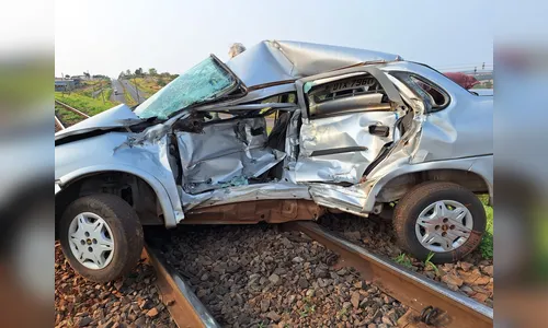 Trem arrasta carro e deixa motorista ferido; vídeo