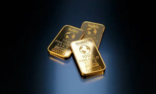 Ouro fecha em queda de mais de 2%, pressionado por dólar forte