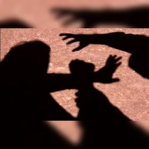 “Cantada” em namorada termina em troca de socos em Ivaiporã