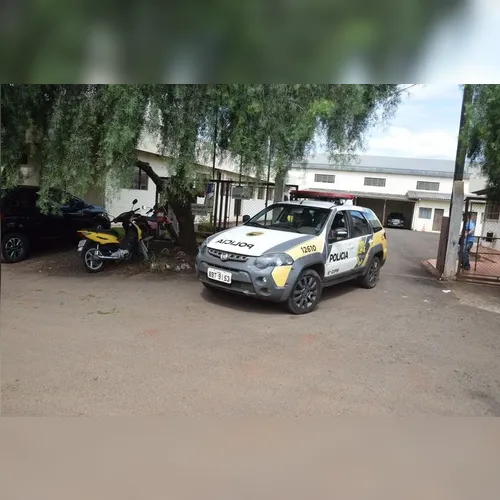 Homem encontra desconhecido dormindo no quintal e aciona a PM