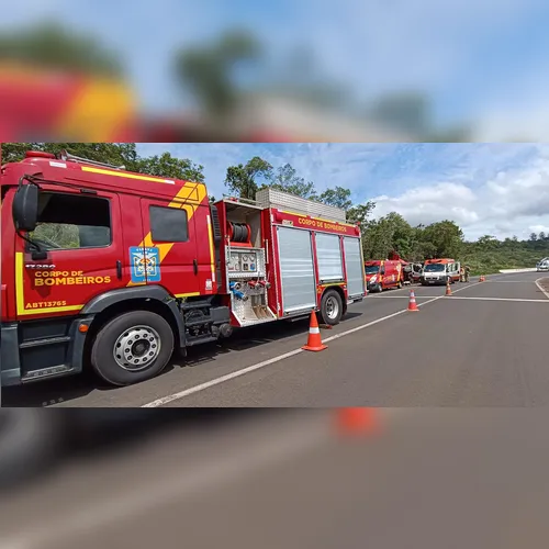 Tombamento de carreta deixa casal e criança feridos em Mauá da Serra