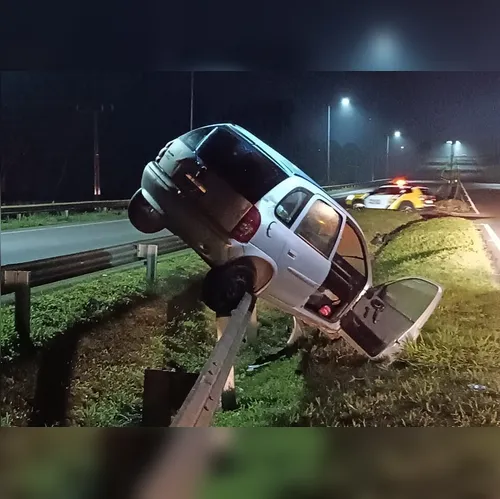 Carro para em guard rail após capotar entre Apucarana e Arapongas
