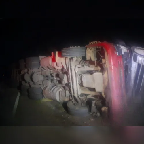 Dois homens ficam feridos após tombamento de caminhão na PR-082