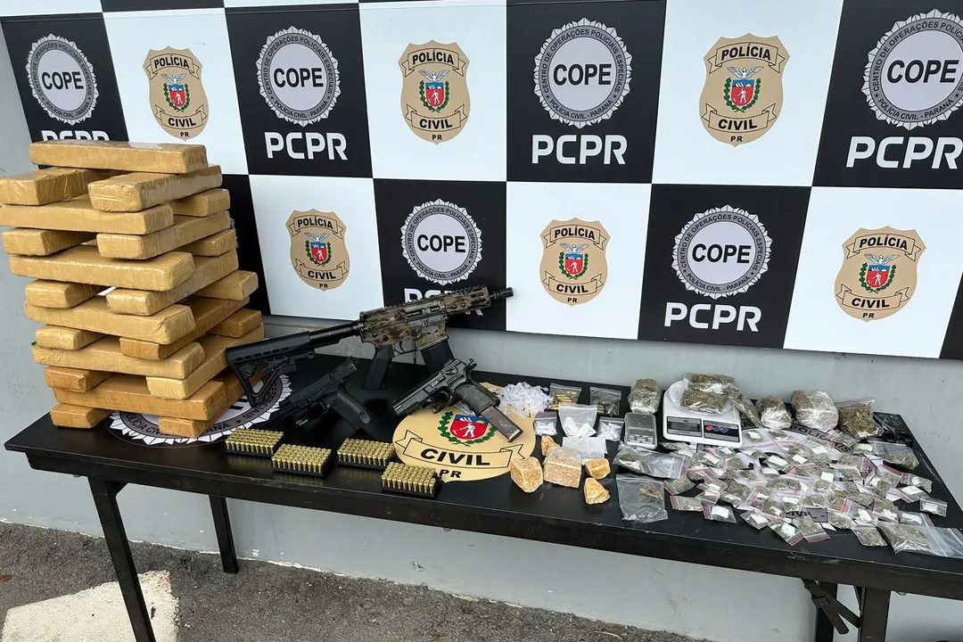 A PCPR localizou e apreendeu duas pistolas, um fuzil e mais de 200 cartuchos de munição, além de 20 quilos de maconha e porções de crack e cocaína