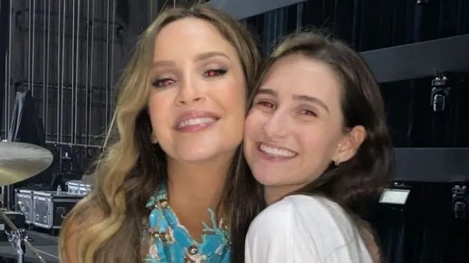 A dançarina Isabella Oliveira e a cantora Claudia Leitte