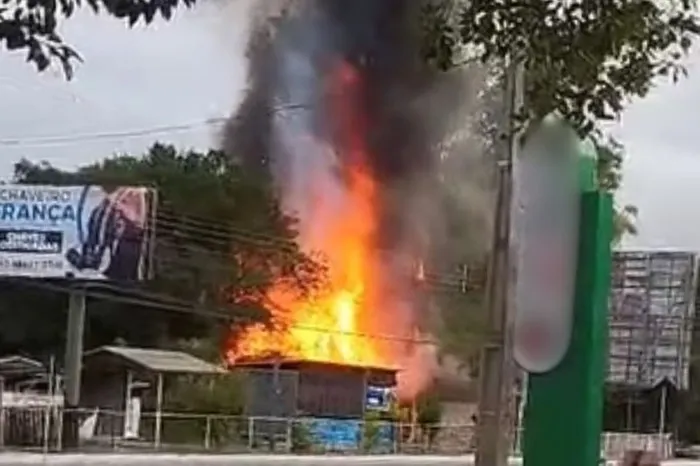 A mulher foi resgatada do incêndio por moradores da região com queimaduras de primeiro, segundo e terceiro graus em 100% do corpo