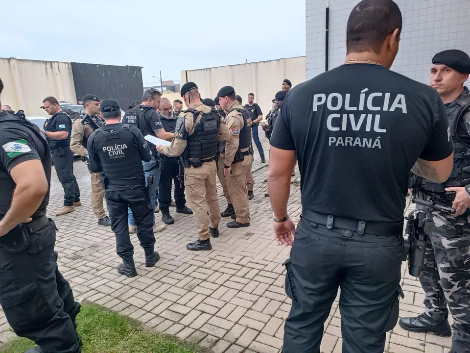 A operação mobiliza equipes de policiais civis e militares, além de contar com o apoio dos cães farejadores da PCPR