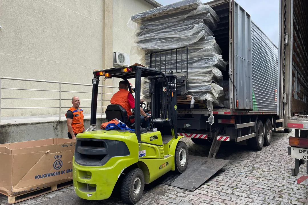 A previsão é de que os materiais saiam de Curitiba ainda pela manhã e cheguem à cidade no início da noite.