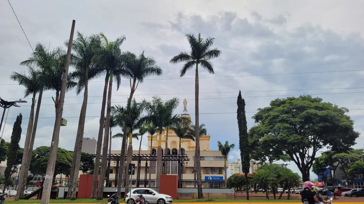 A segunda-feira será de sol e nuvens