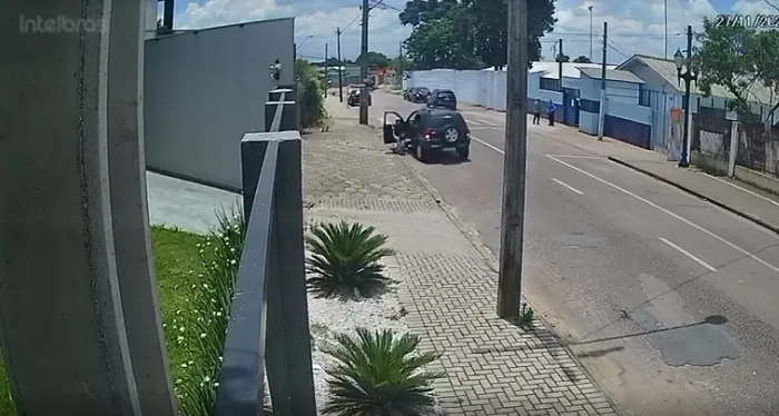 Acidente aconteceu em frente ao Colégio Décio Dossi