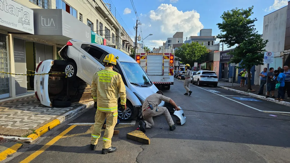 Acidente aconteceu na Rua Renê Camargo de Azambuja, no centro da cidade