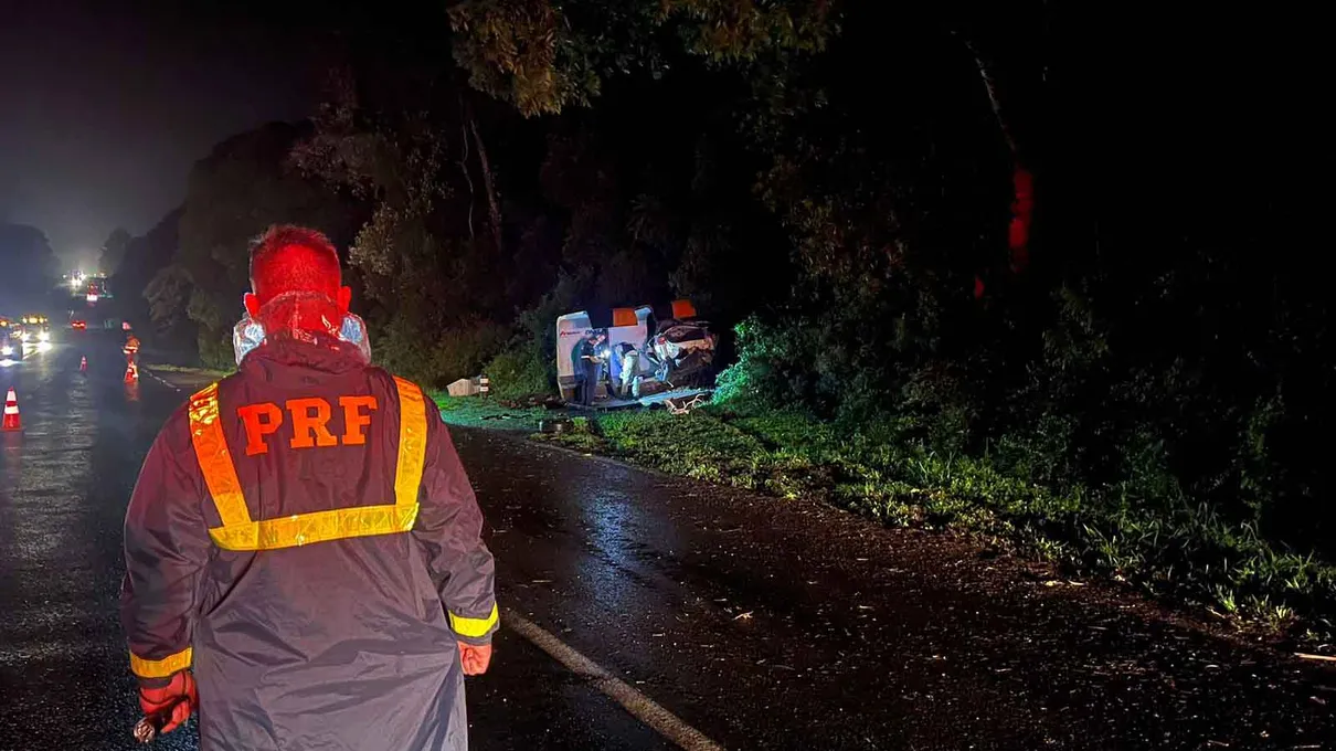 Acidente aconteceu no km 320 da rodovia BR-277, por volta das 18h10.