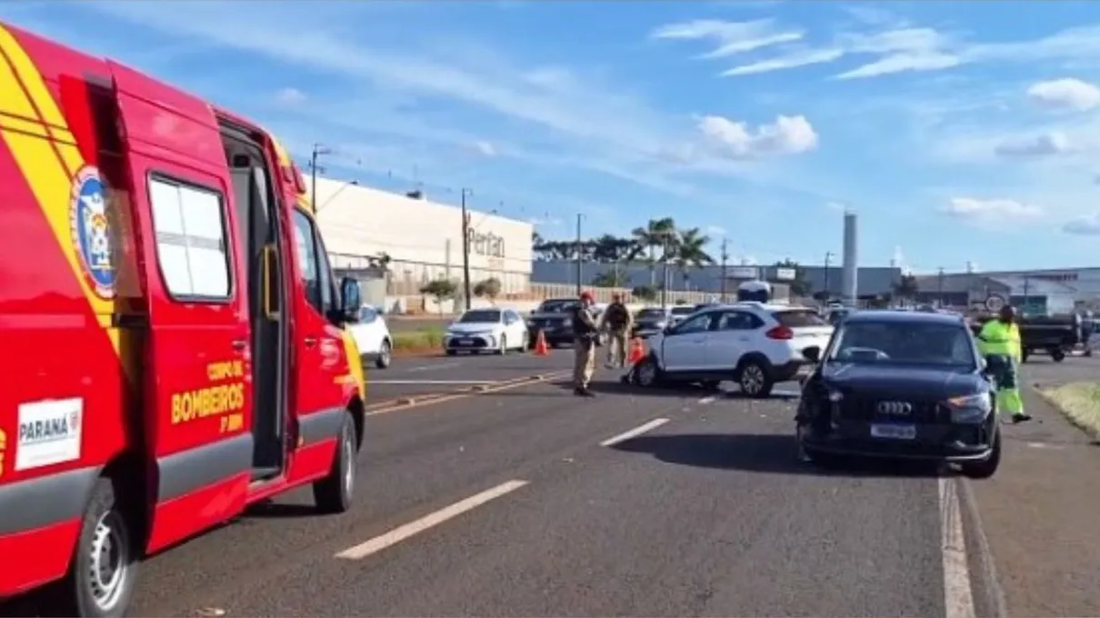 Ambos os veículos seguiam no sentido Londrina quando colidiram frontalmente.