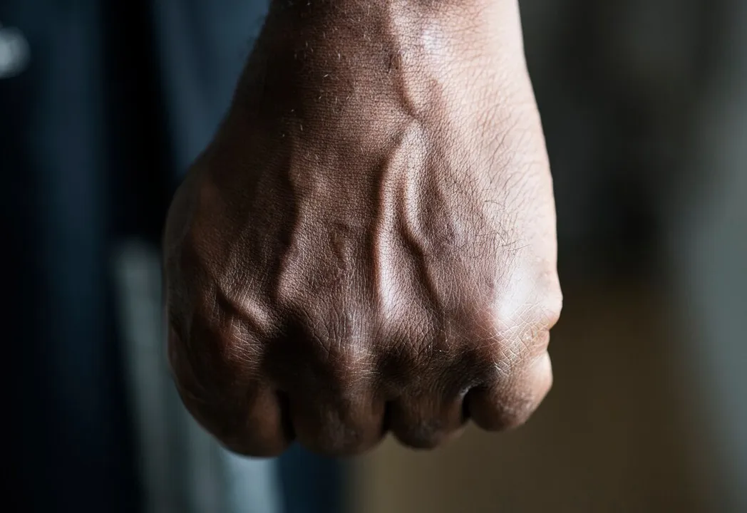 Ao tentar dialogar sobre o acidente, o condutor do outro veículo, descrito como calvo, com barba e vestindo camiseta branca, desceu de forma agressiva, derrubou a vítima e a agrediu com chutes e pontapés, causando lesões nas costas.