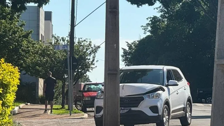 Após colisão com moto o carro colidiu com um poste