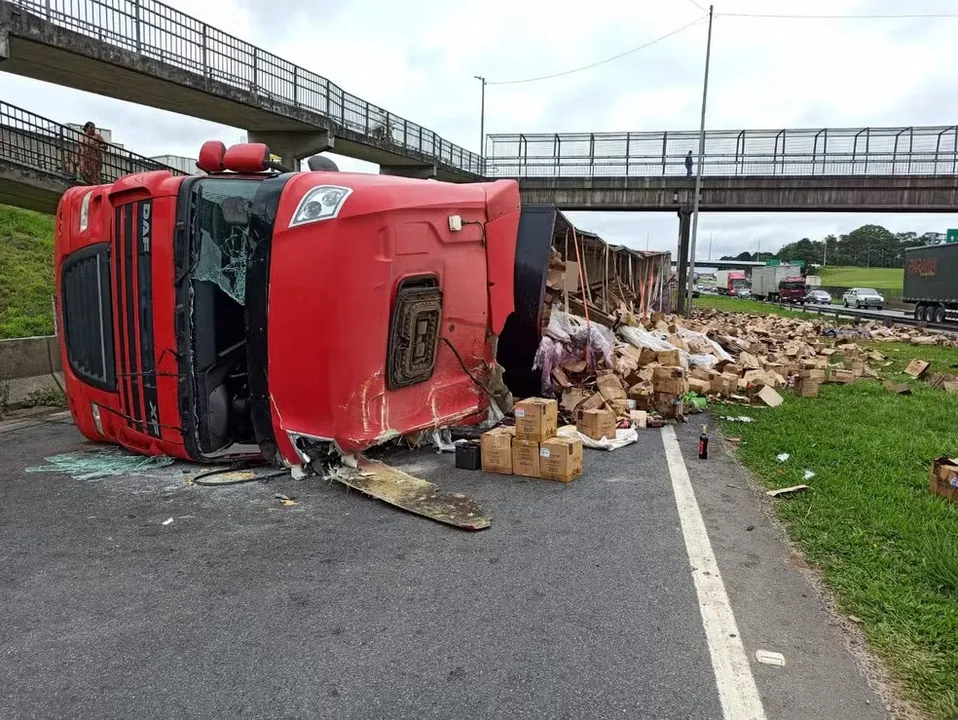 Caminhão tombou em Curitiba