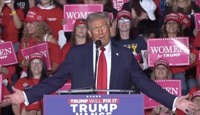 Candidato Donald Trump discursa em comício na Pennsylvania.