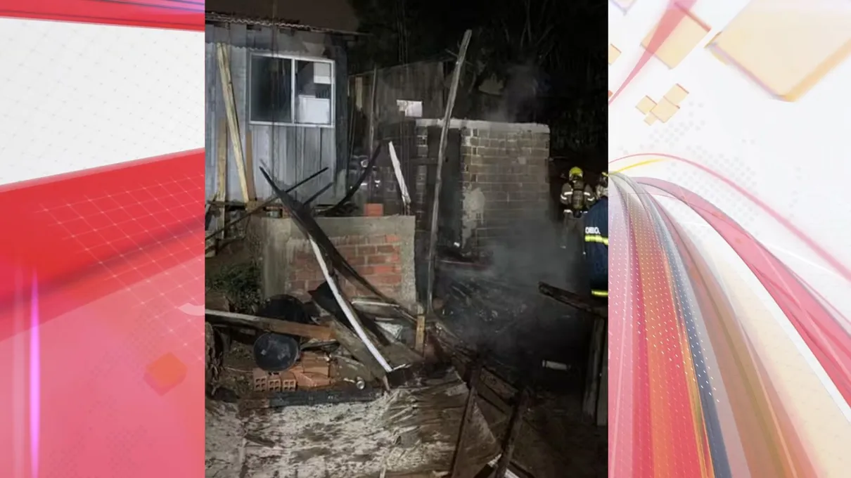 Casa destruída por incêndio na madrugada deste domingo