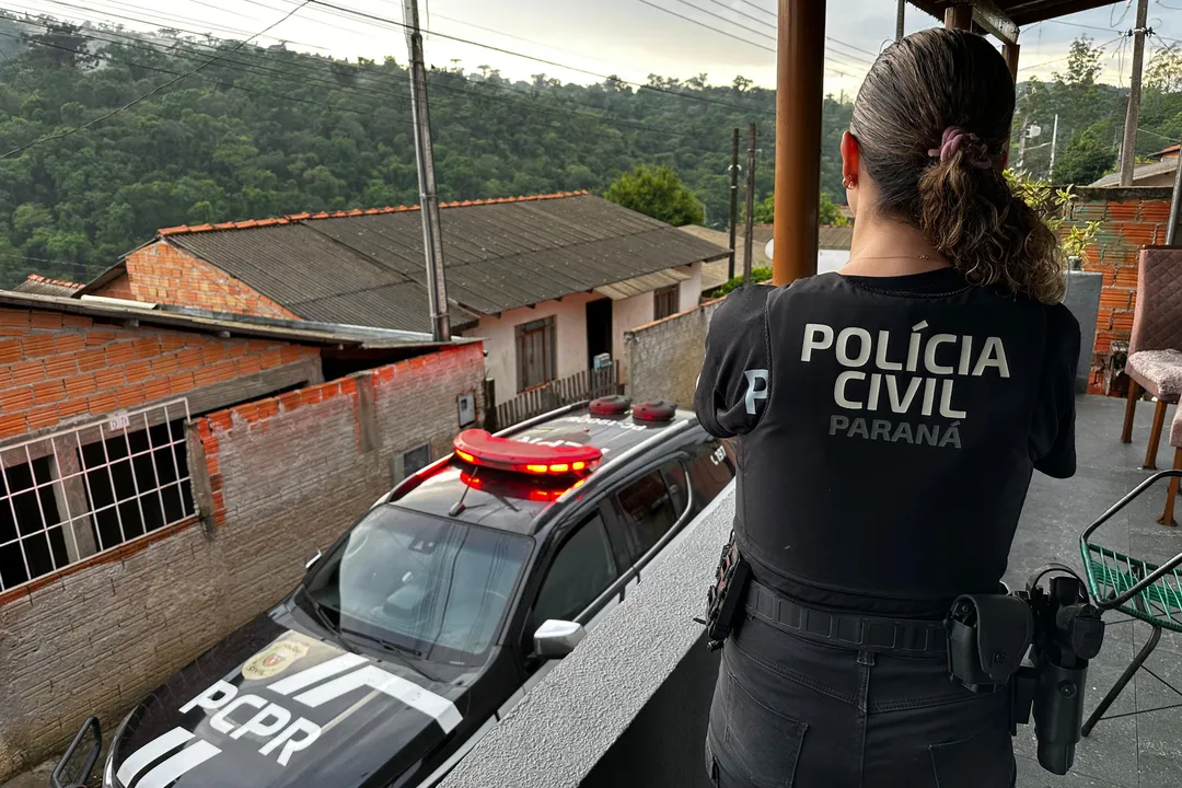 Cerca de 80 policiais civis participam da operação, que conta com o suporte de cães farejadores e de helicóptero da PCPR.