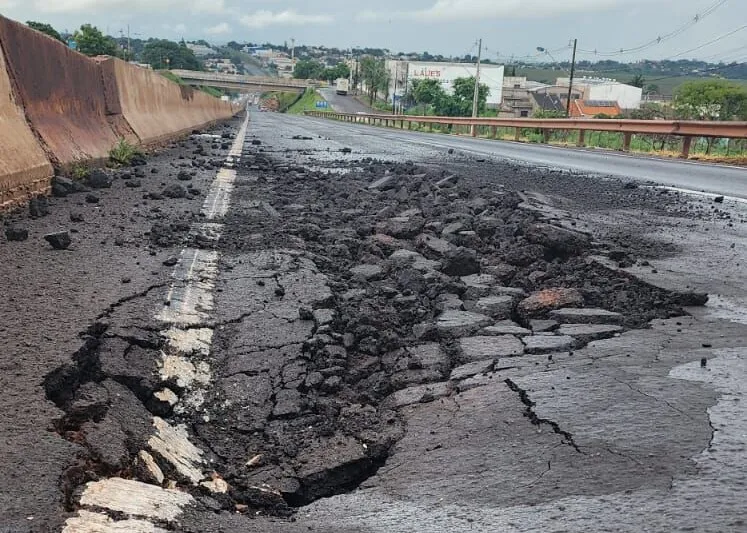 Chuva intensa deixou danos na rodovia