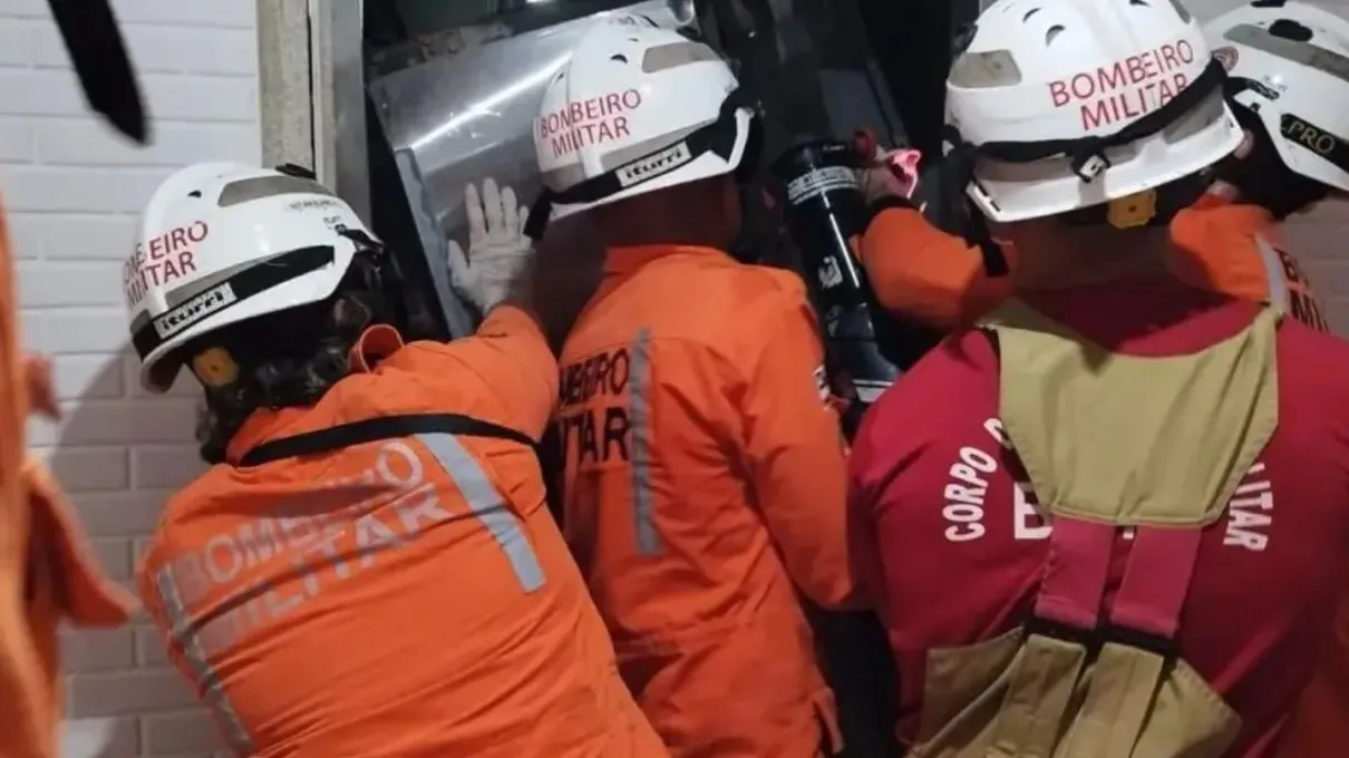 Corpo de Bombeiros tenta abrir elevador para retirar vítimas