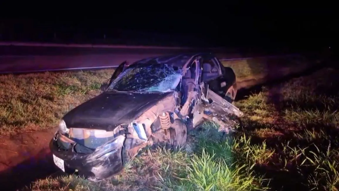 Corsa bateu de frente com um caminhão