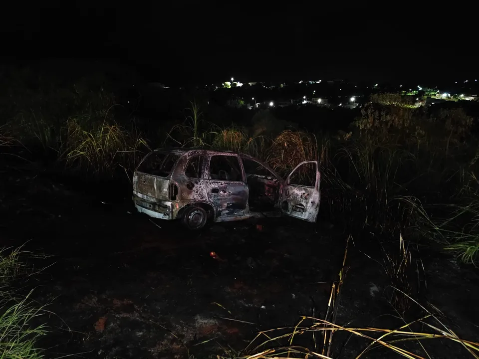 Corsa foi completamente destruído pelo fogo