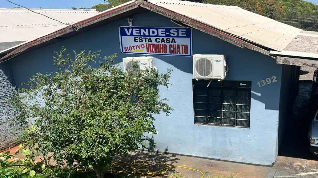 Placa de Vende-se é direcionada para o vizinho que mora na residência da frente