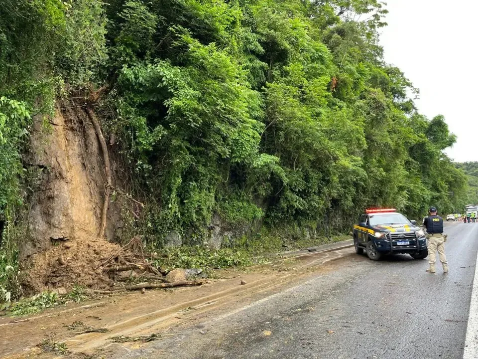 Deslizamento ocorreu durante a madrugada