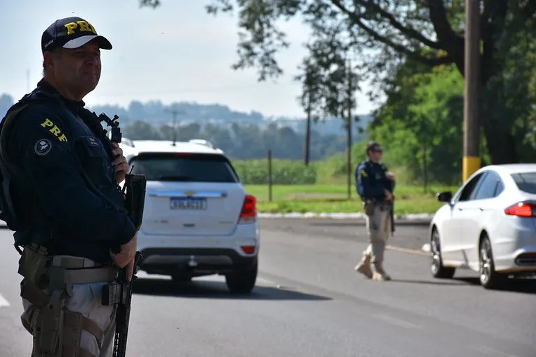 Diante dos fatos, as duas foram detidas e encaminhadas para a Polícia Federal para o registro do crime