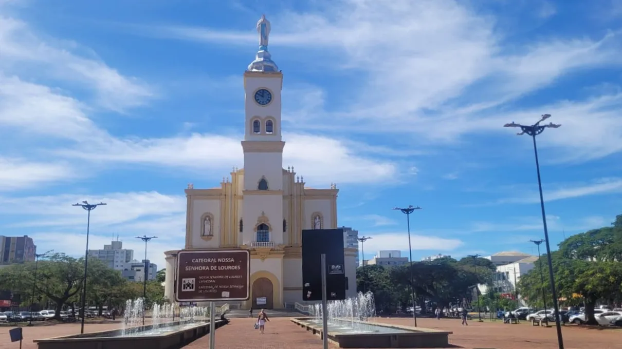 Dom Carlos José entregou pessoalmente a documentação ao Papa para a aprovação, concretizando o novo status da igreja no município.