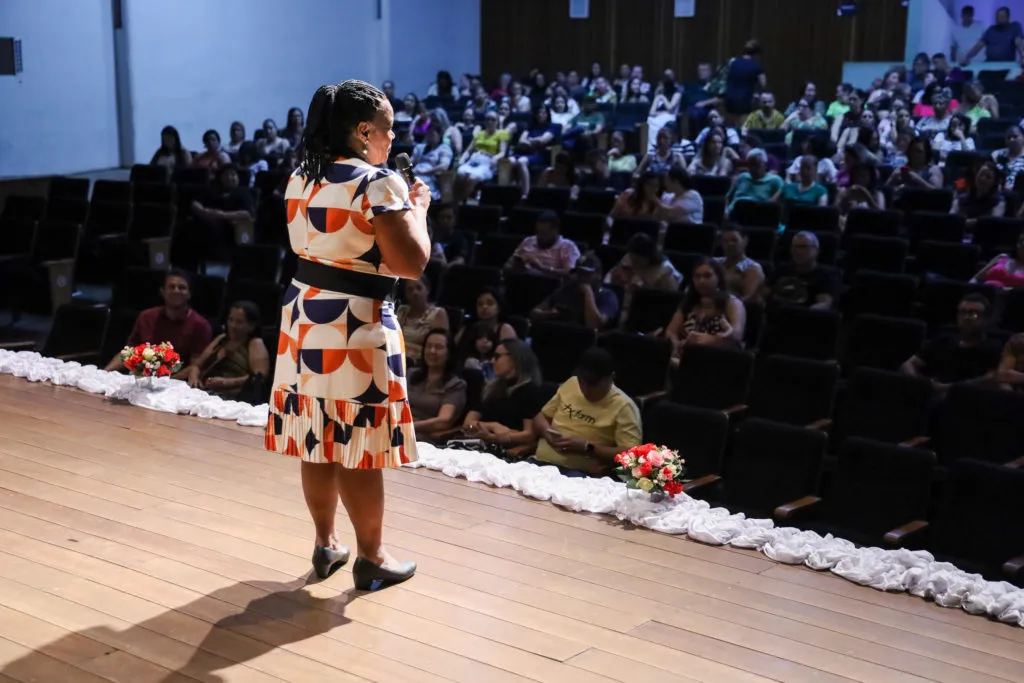 Dra. Adevanir Aparecida Pinheiro durante palestra