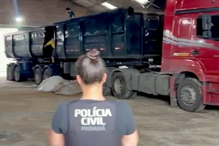 Durante a operação, os policiais flagraram uma carreta descarregando uma carga de fertilizantes