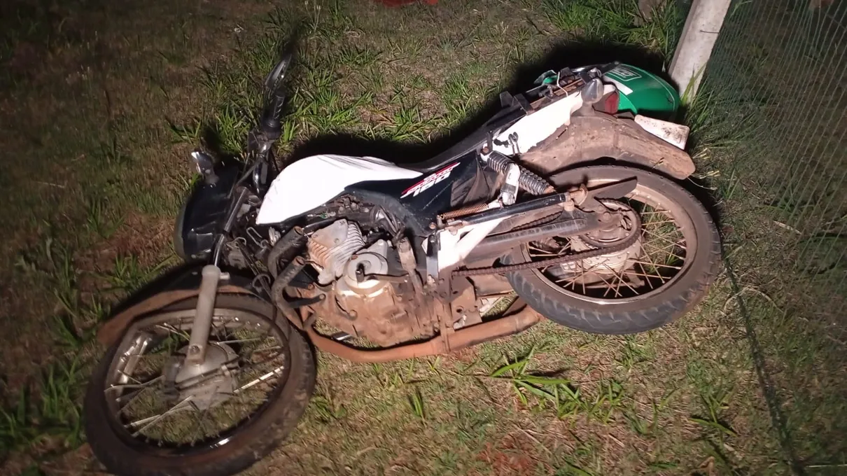 Ele conduzia uma motocicleta Honda/CG 160 Start no sentido Califórnia/Apucarana quando, ao passar por um caminhão bitrem caçamba com placas de Londrina, conduzido por um homem de 55 anos, colidiu na lateral do veículo e caiu na rodovia.