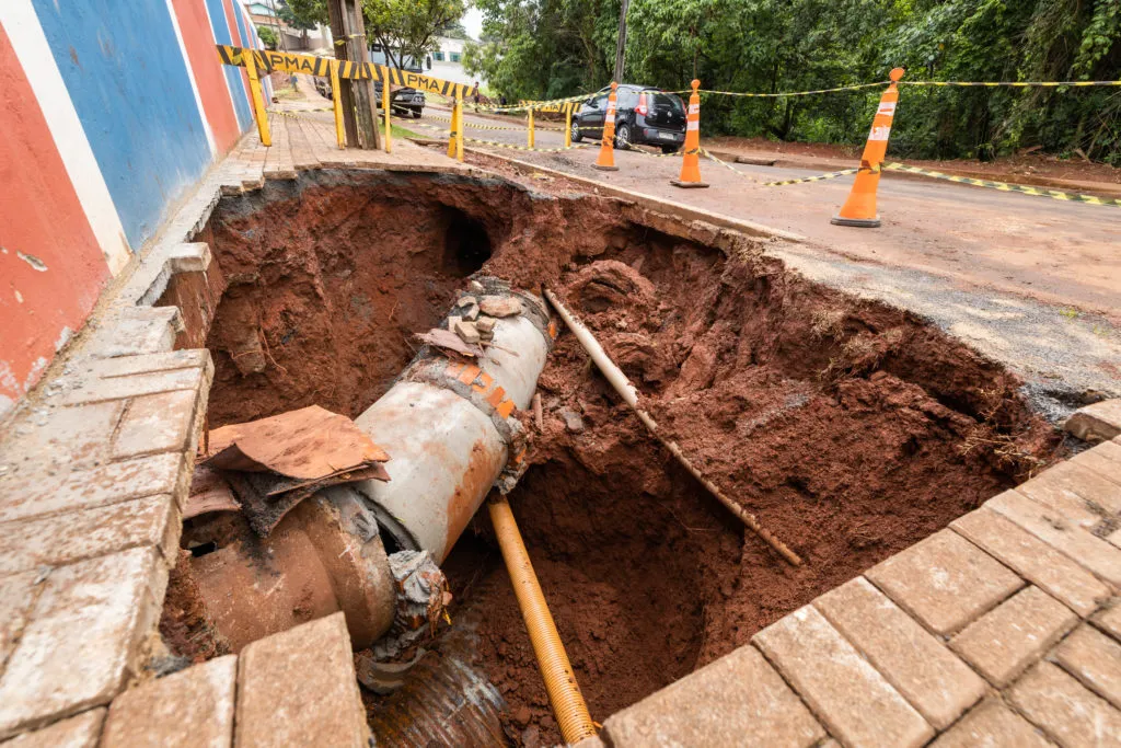 Estrago causado pela chuva em frente a escola  José Brazil Camargo