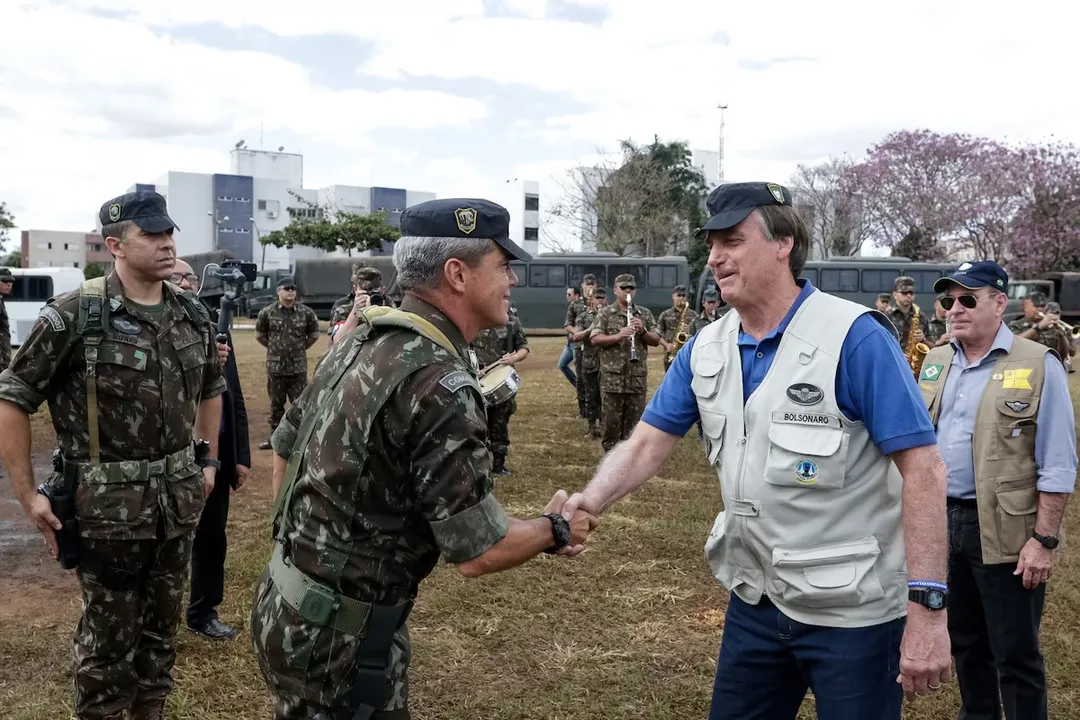 Jair Bolsonaro é cumprimentado pelo general Mário Fernandes