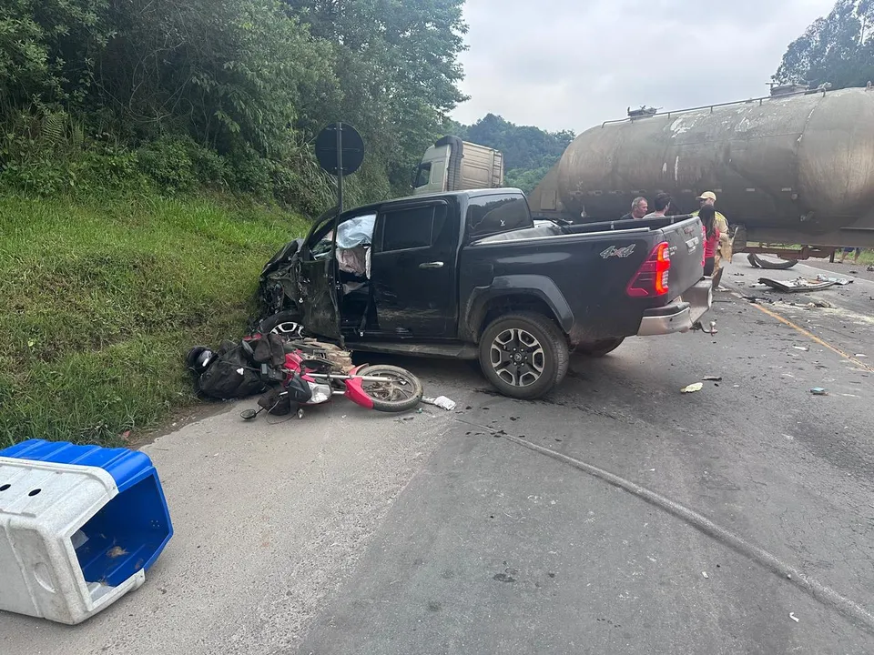 Jovem de 16 anos causou colisão com carreta e envolveu outros dois veículos no acidente