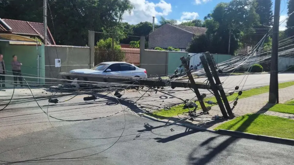 Moradores do bairro São Braz, em Curitiba (PR), ficaram sem energia elétrica