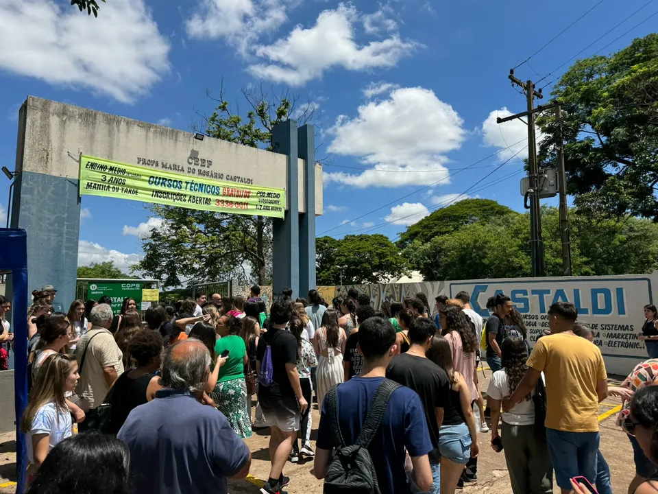 Movimento é grande em Londrina com o vestibular da UEL