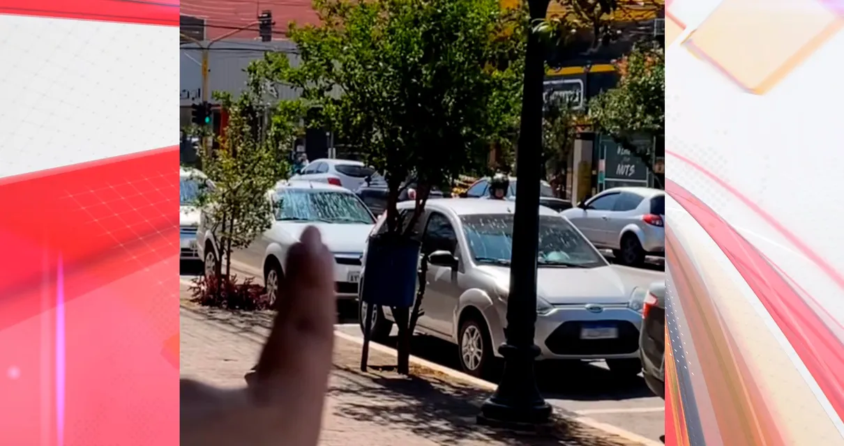 No vídeo ela orienta para que as pessoas não estacionem os carro no local, para evitar o prejuízo