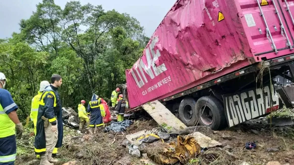 O acidente na BR-376 deixou nove mortos