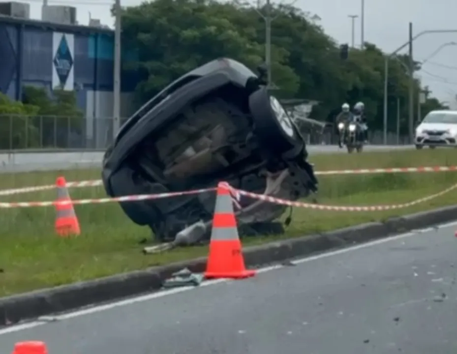 O carro dele bateu contra um outro veículo e o motorista fugiu do local.