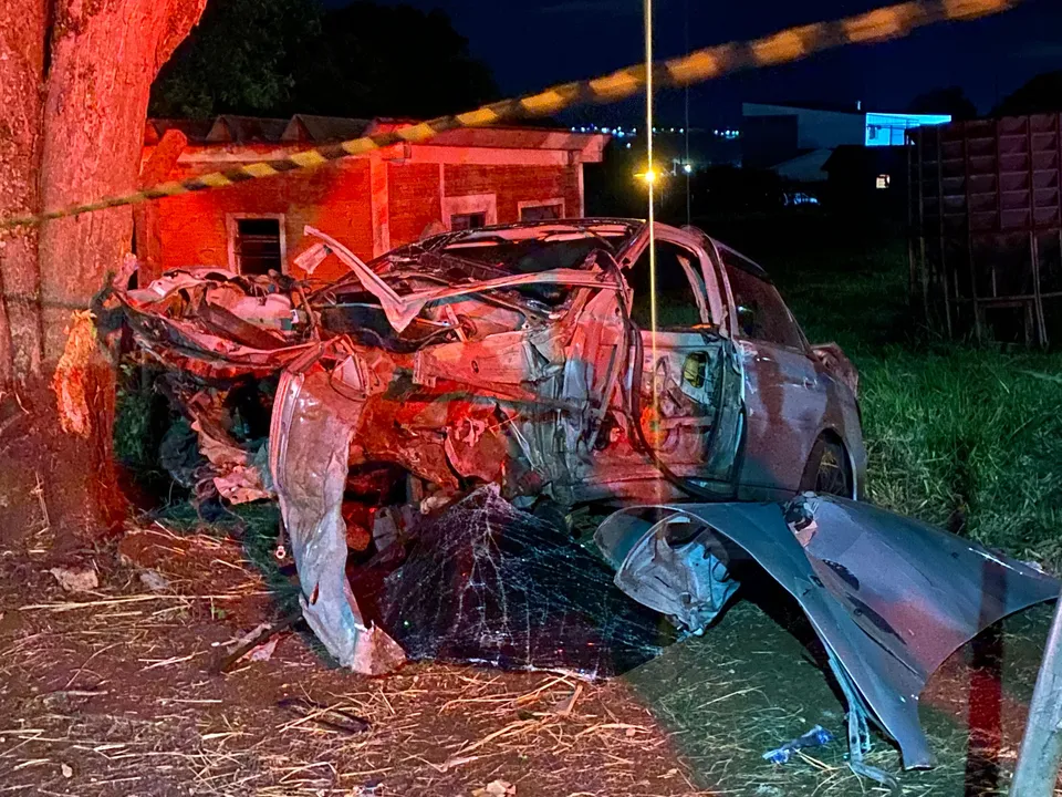 O carro ficou completamente destruído com o impacto