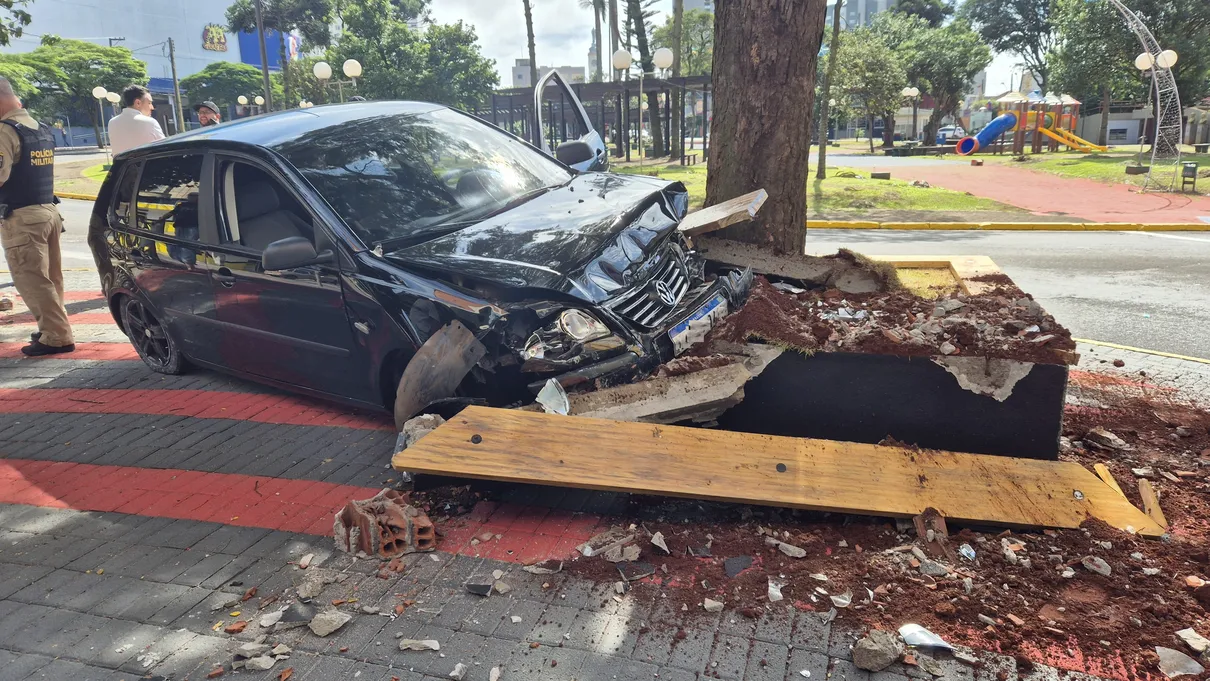 O carro sofreu diversas avarias, enquanto o motorista não teria sofrido ferimentos.