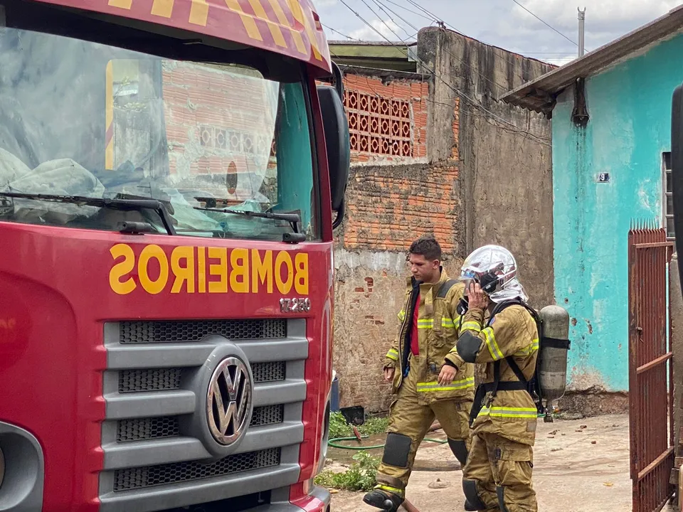 O fogo ocorreu em uma casa localizada na Rua Doutor Carlos Pereira.