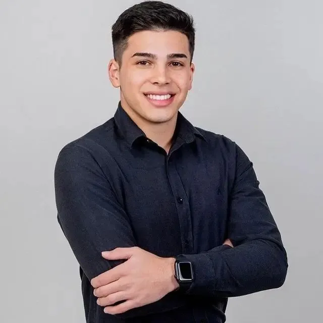 O mais novo vereador eleito do Paraná é Fábio Daniel Teixeira (Republicanos), de Coronel Vivida, completou 19 anos no dia 12 de outubro