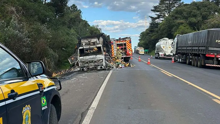 O motorista, de 29 anos, e a passageira, de 22, saíram ilesos.