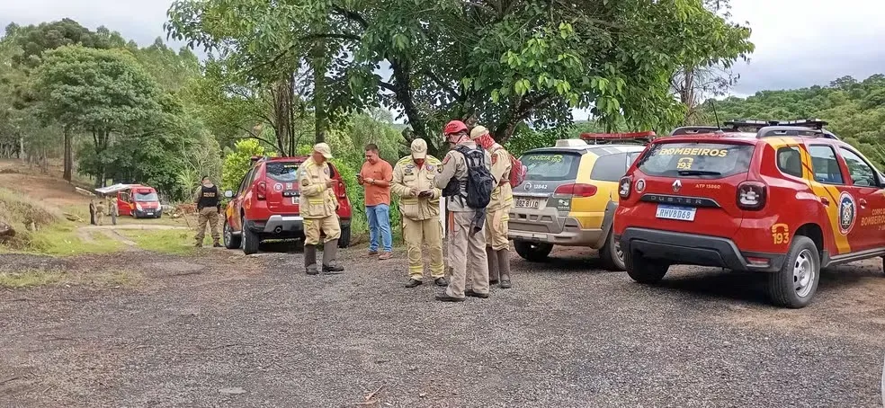 O trabalho conta com policiais, bombeiros e três cães farejadores especializados.