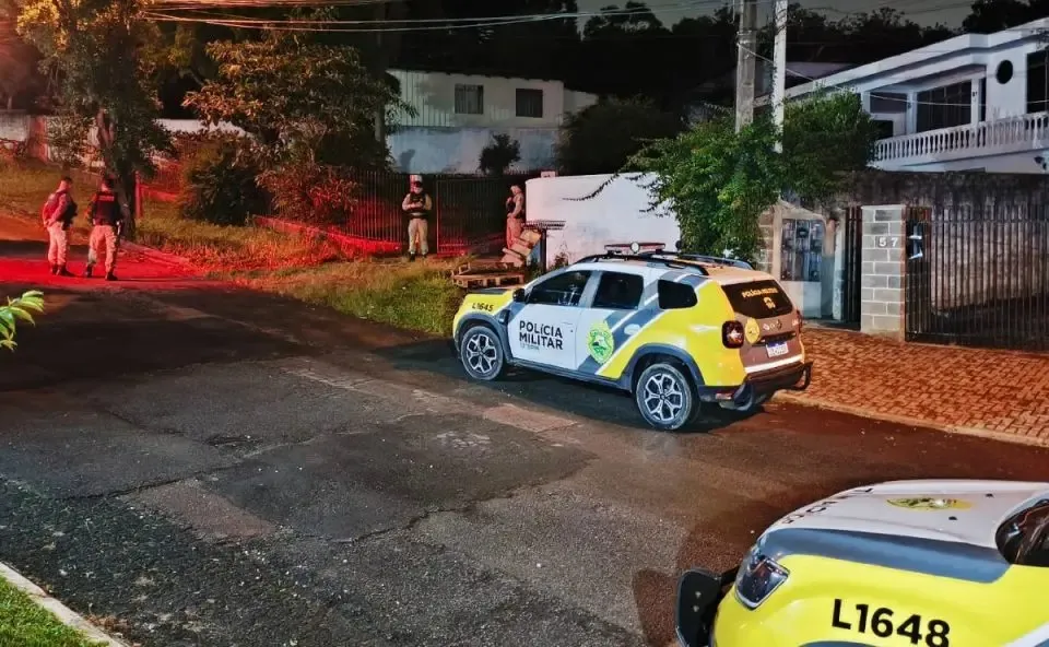 Os policiais foram acionados por um vizinho, dando conta de que o terreno ao lado estaria sendo invadido