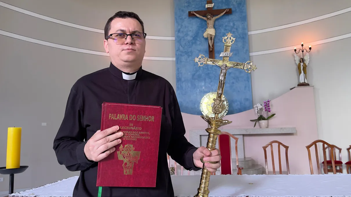 Padre Alex Alves está se preparando para trabalhar com exorcismo